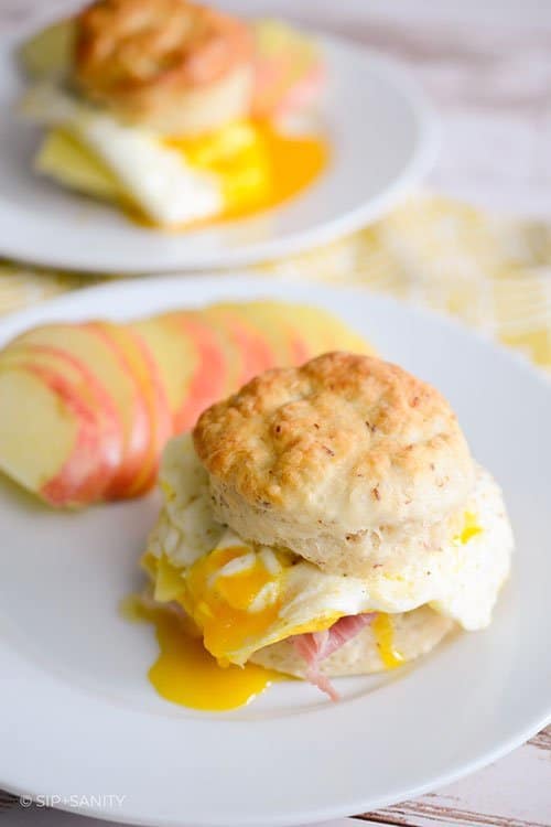 Greek yogurt and flaxseed biscuit with egg and ham